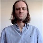 Artiste (intervenant) particulier donne des cours de perfectionnement à des étudiants scolaires