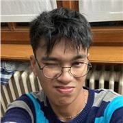 Studente madelingua italiano impartisce lezioni di italiano per stranieri