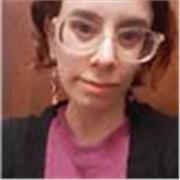 Profesora de español enseña a todas las edades.