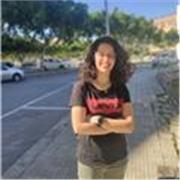 Studentessa di fisica impartisce lezioni di matematica a studenti dalla prima elementare al quinto superiore