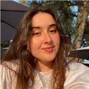 Estudiante que tiene experiencia de dos años siendo profesora de matemáticas e inglés para niños de primaria
