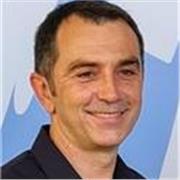 Profesional de finanzas con master educación e idiomas 