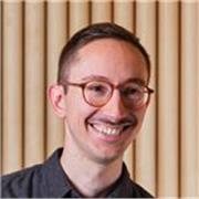 Designer grafico con più di 10 anni di esperienza in agenzie internazionali, specializzato nella progettazione di brand identity, supporti digitali, editoriali e packaging