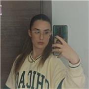 Ragazza di quarto anno di liceo linguistico che offre ripetizioni di inglese e spagnolo a ragazzi delle medie e elementari