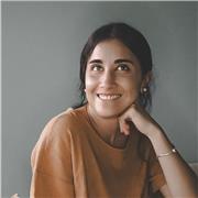 ¡Hola! Soy Mavi, diseñadora gráfica con más de 10 años de experiencia y fundadora de mi propio estudio. Si eres emprendedor y deseas potenciar tu marca a través del diseño, ¡estás en el lugar adecuado!