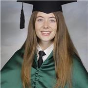 Maestra de inglés primaria imparte clases a niños de todas las edades