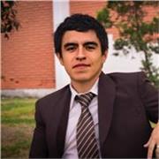 Profesor de español imparte clases a niños y jóvenes