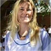 Docente de primaria realiza apoyo en todas las áreas