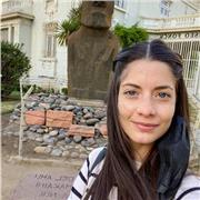 Educadora de Párvulos y de Educación Media dicta clases a niños