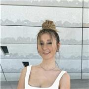 mi chiamo letizia ho 20 anni e frequento economia aziendale all’università di Torino. Ho frequentato il liceo linguistico e ho buone competenze nell lingua francese e spagnola. Ho inoltre frequentato un periodo di studio in America e dunque parlo inglese