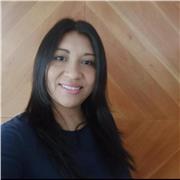 Docente proactiva y dinámica enseñanza dirigida a niños y niñas de edad escolar