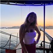 Hola, me llamo Alma, soy alumna de segundo de bachillerato en la rama de ciencias sociales y tengo un nivel C1 en inglés. Me gusta