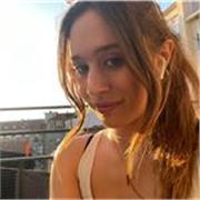 ragazza di diciotto anni che offre ripetizioni ai bambini