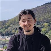Englisch und Spanisch Tutor, der Kinder aller Altersgruppen unterrichtet.