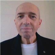 Laureato con qualifica di insegnante di lingue in Inghilterra, insegna inglese tutti livelli, francese e spagnolo