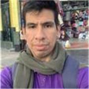 Profesor de inglés imparte clase a alumnos de primaria