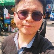 Estudiante de Ingeniería enseñando matemáticas