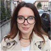 Studentessa di matematica impartisce lezioni a studenti di medie, superiori e università