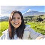 Profesora de ingles que imparte clases a niños entre 6 y 10 años