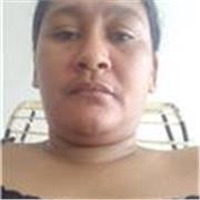Niña ayudante en tareas escolares