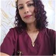 Profesora que imparte clases a alumnis de toda edad