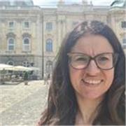 Docente di inglese impartisce lezioni a studenti di medie e superiori