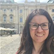 Docente di inglese impartisce lezioni a studenti di medie e superiori