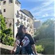 Profesora de inglés y traductora titulada que ofrece clases a distancia y trabajos de traducción.