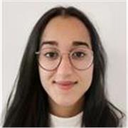 Profesora de inglés imparte clases a niños de primaria