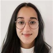 Profesora de inglés imparte clases a niños de primaria