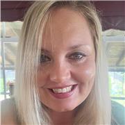 Perfettamente bilingue, Italiano e Inglese, posso aiutare un po' in tutto. Dell'aiuto compiti, alla conversazione con adulti