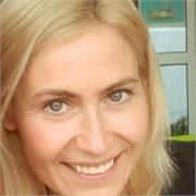 Clases muy divertidas en las que acabaràs bailando coreografías de diferentes estilos.Disco,cabaret,pelis,rock a roll... Porque bailar activa el cuerpo y libera la mente.Adultos /niños