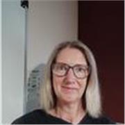 Profesora nativa de inglés, con 30 años de experiencia y título universitario de gramática y literatura inglesa.