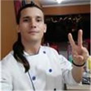 Cocinero con especialidad en cocina molecular. Y cocinero de cocina coreana