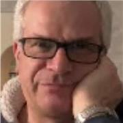 Insegnante impartisce lezioni di storia private per alunni di scuola secondaria di I e II grado