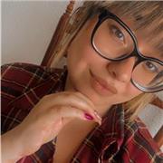 Profesora de matemáticas imparte clase a niños de cualquier edad