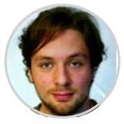 Docente di scienze naturali impartisce lezioni di biologia e chimica per ragazzi di scuola superiore