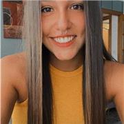 Profesora de matemáticas básicas y lengua imparte clases a niños de hasta sexto de primaria