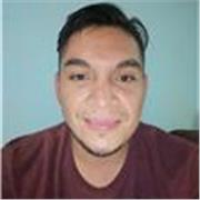 Profesor de educación física que imparte el desarrollo de las actividades físicas y creativas a los niños y adolescentes