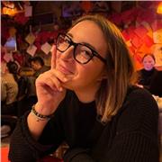 Docente della primaria impartisce lezioni di matematica dalla Scuola Primaria alla Terza Media