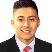 Profesor Educación física imparte clase a niños de todas las edades