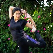 Instructora de Hatha yoga con enfoque terapéutico y energetico, prácticas de respiración y relajación