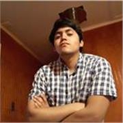 Profesor imparte clases de matemáticas a niños de todas las edades