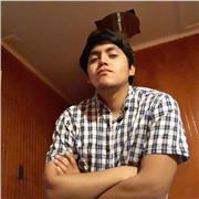 Profesor imparte clases de matemáticas a niños de todas las edades