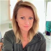 Une Canadienne sympathique, je donne des cours particuliers de soutiens scolaire en ligne ou en face a face.