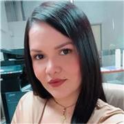 profesora de español imparte clases a niños de todas las edades