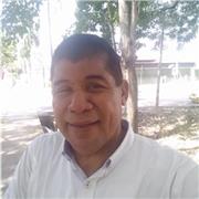 El profesor de matemáticas imparte clases de matemáticas a niños de todas las edades