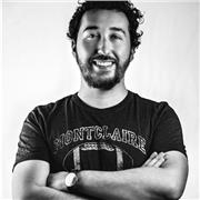 Docente di Fotografia Cinematografica impartisce lezioni sull'uso di macchine da presa e gestione della luce sul set