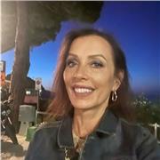 Laureata in Lingue e letterature moderne impartisce lezioni di letteratura,di grammatica e di economia in francese