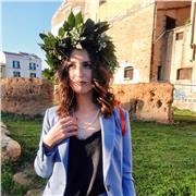 Docente di lingue e letterature straniere impartisce lezioni di Italiano per stranieri dai più giovani agli adulti